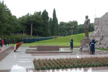 Общественность Азербайджана посещает Аллею почетного захоронения в двенадцатую годовщину кончины Общенационального лидера Гейдара Алиева (ФОТО-ВИДЕО)