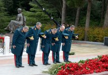 Общественность Азербайджана посещает Аллею почетного захоронения в двенадцатую годовщину кончины Общенационального лидера Гейдара Алиева (ФОТО-ВИДЕО)