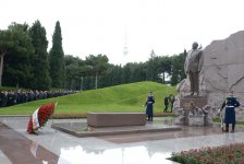 Общественность Азербайджана посещает Аллею почетного захоронения в двенадцатую годовщину кончины Общенационального лидера Гейдара Алиева (ФОТО-ВИДЕО)