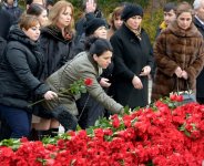 Общественность Азербайджана посещает Аллею почетного захоронения в двенадцатую годовщину кончины Общенационального лидера Гейдара Алиева (ФОТО-ВИДЕО)