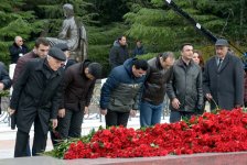 Общественность Азербайджана посещает Аллею почетного захоронения в двенадцатую годовщину кончины Общенационального лидера Гейдара Алиева (ФОТО-ВИДЕО)