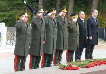 Общественность Азербайджана посещает Аллею почетного захоронения в двенадцатую годовщину кончины Общенационального лидера Гейдара Алиева (ФОТО-ВИДЕО)