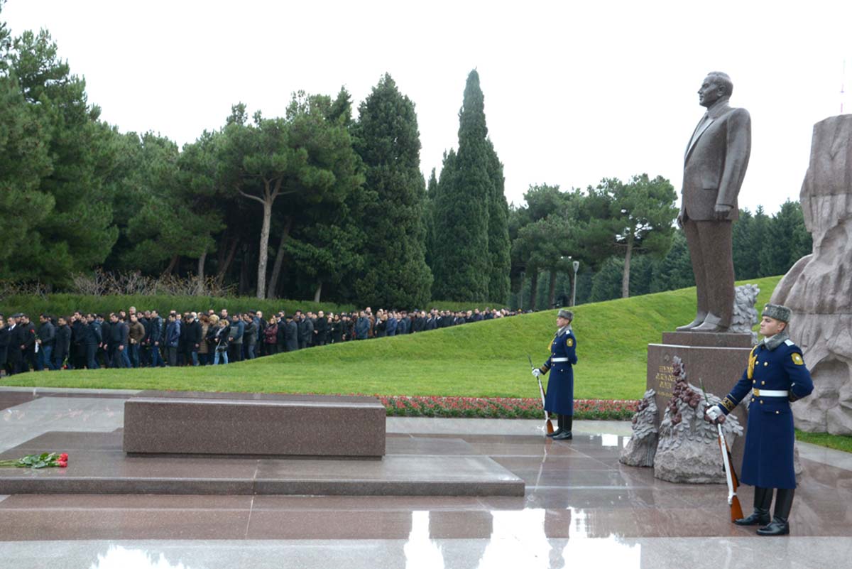 Общественность Азербайджана посещает Аллею почетного захоронения в двенадцатую годовщину кончины Общенационального лидера Гейдара Алиева (ФОТО-ВИДЕО)