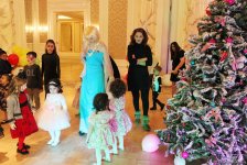 Азербайджанские звезды и мультгерои в праздничном вечере "Пусть дети смеются"  (ФОТО)