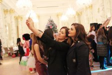 Азербайджанские звезды и мультгерои в праздничном вечере "Пусть дети смеются"  (ФОТО)
