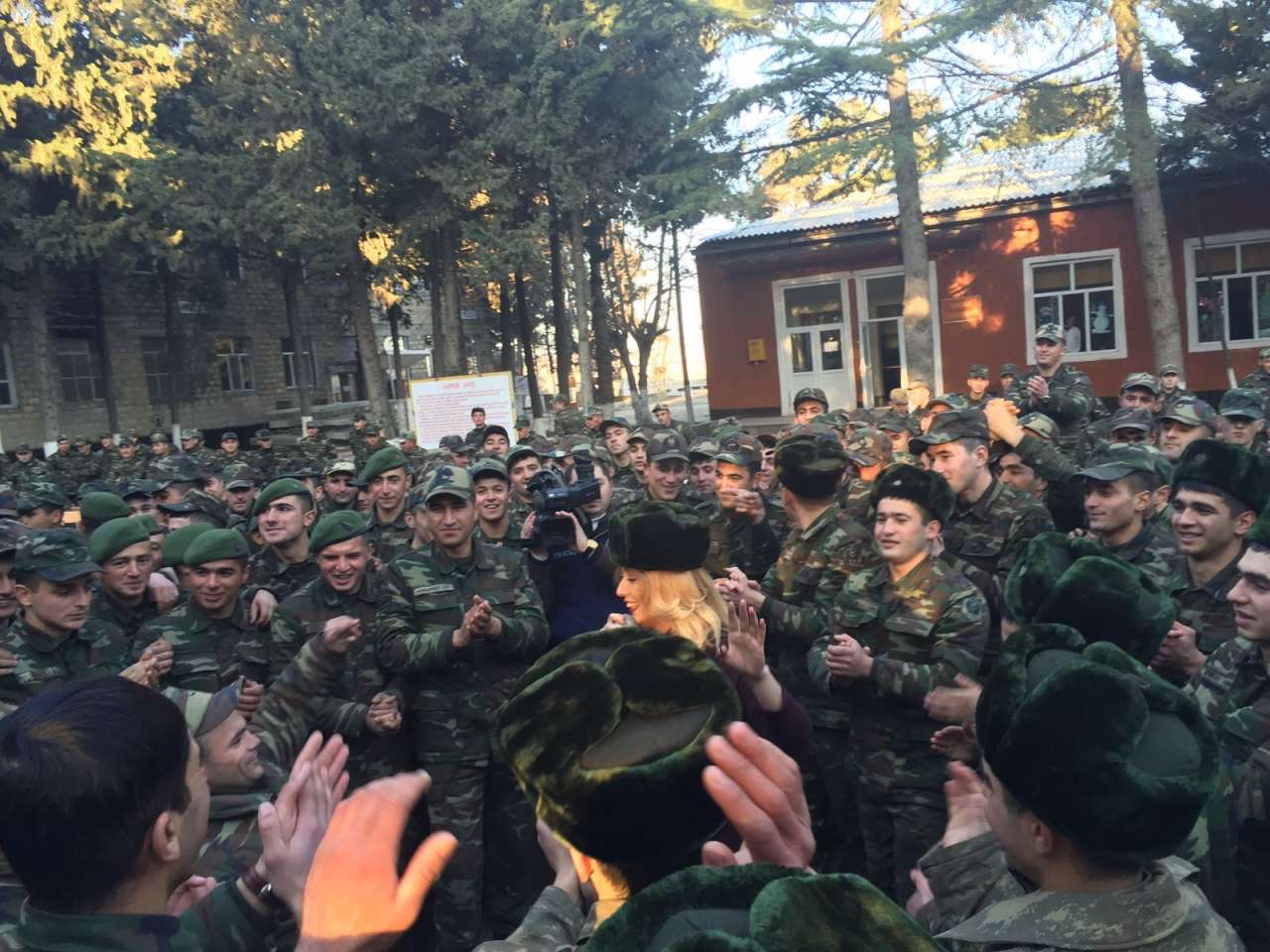 Роза Зяргярли выступила с концертом перед военнослужащими (ФОТО)