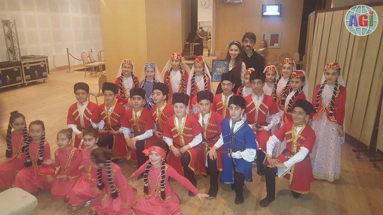 Новогоднее танцевальное поздравление в Баку (ФОТО)