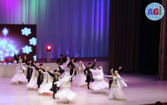 Новогоднее танцевальное поздравление в Баку (ФОТО)