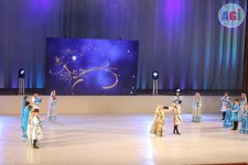 Новогоднее танцевальное поздравление в Баку (ФОТО)