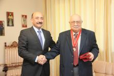 Магсуду Ибрагимбекову вручен орден "Шараф" (ФОТО)
