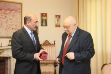 Магсуду Ибрагимбекову вручен орден "Шараф" (ФОТО)