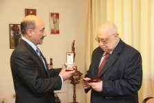 Магсуду Ибрагимбекову вручен орден "Шараф" (ФОТО)