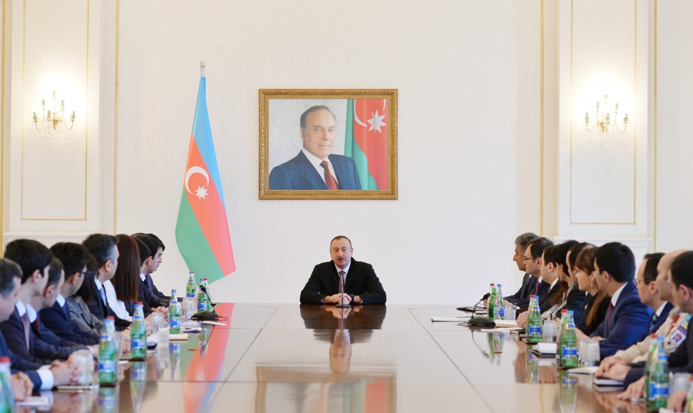 Президент Азербайджана Ильхам Алиев встретился с группой молодежи страны (ФОТО)
