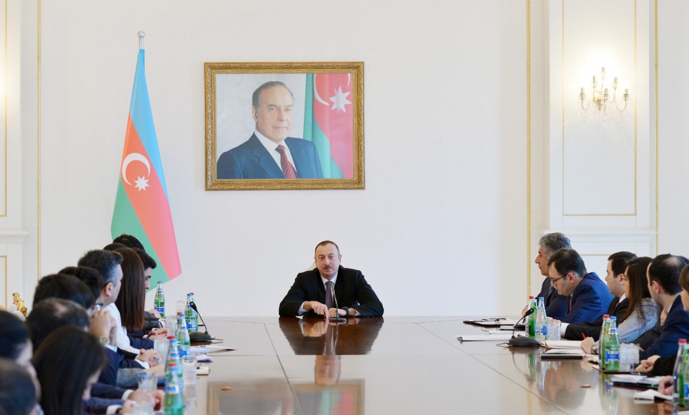 Президент Азербайджана Ильхам Алиев встретился с группой молодежи страны (ФОТО)