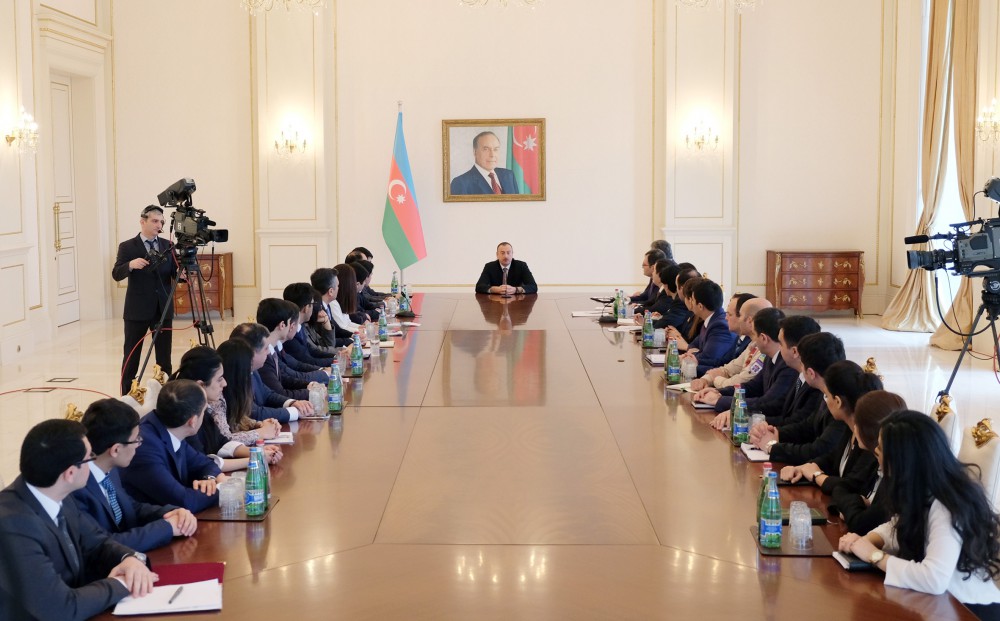 Президент Азербайджана Ильхам Алиев встретился с группой молодежи страны (ФОТО)