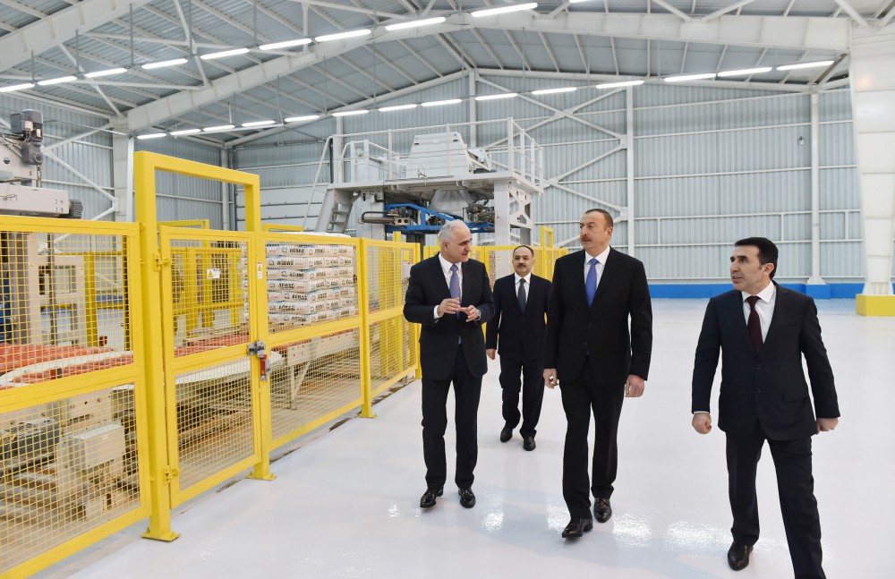 Президент Азербайджана принял участие  в открытии гипсового завода "Yeni Ağdağ" (ФОТО)