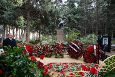 President Ilham Aliyev visits grave of academician Jalal Aliyev (PHOTO)