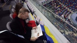 Журналисты и болельщики на Кубке мира по спортивной гимнастике узнают об Азербайджане из газеты Azernews (ФОТО)
