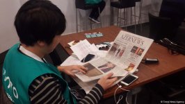 Журналисты и болельщики на Кубке мира по спортивной гимнастике узнают об Азербайджане из газеты Azernews (ФОТО)