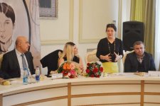 В Союзе писателей Азербайджана презентована книга Севиндж Сафаровой "Грех" (ФОТО)