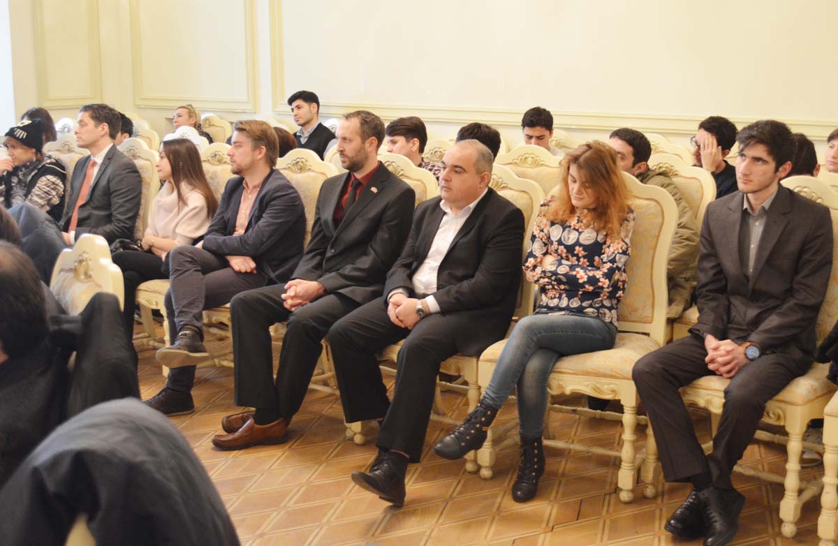 В Союзе писателей Азербайджана презентована книга Севиндж Сафаровой "Грех" (ФОТО)