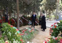 Президент Азербайджана и его супруга посетили могилу народного писателя Магсуда Ибрагимбекова