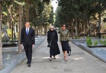Президент Азербайджана и его супруга посетили могилу народного писателя Магсуда Ибрагимбекова