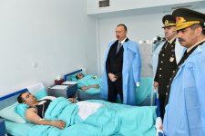 Президент Азербайджана навестил раненых военнослужащих, находящихся на лечении в Центральном военном госпитале минобороны (ФОТО)