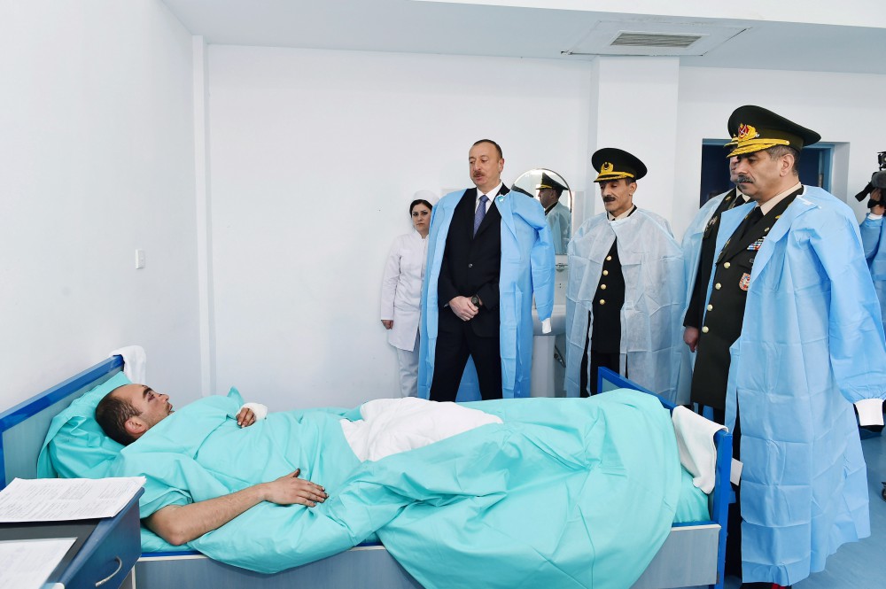 Президент Азербайджана навестил раненых военнослужащих, находящихся на лечении в Центральном военном госпитале минобороны (ФОТО)