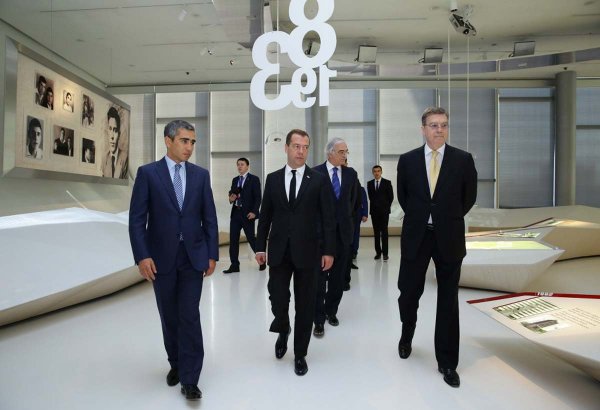 Prime Minister of Russia visits Heydar Aliyev Center (PHOTO)