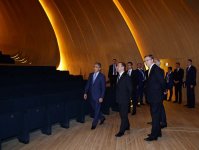 Председатель правительства России посетил Центр Гейдара Алиева (ФОТО)