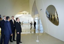 Председатель правительства России посетил Центр Гейдара Алиева (ФОТО)