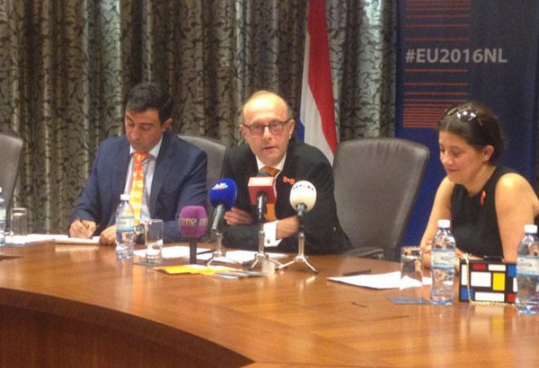 Dutch economy minister to visit Baku in May