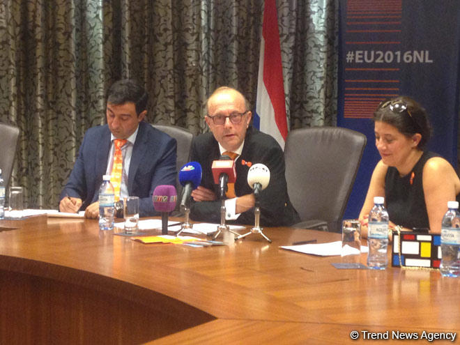 Dutch economy minister to visit Baku in May