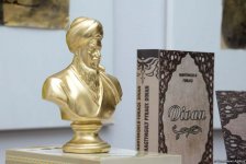 В Баку презентована книга великого туркменского поэта Махтумкули Фраги на азербайджанском языке (ФОТО)
