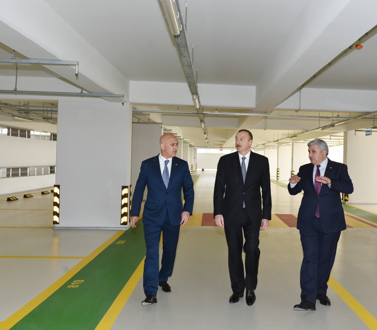 Президент Азербайджана принял участие в открытии многоэтажной автостоянки в Баку (ФОТО)