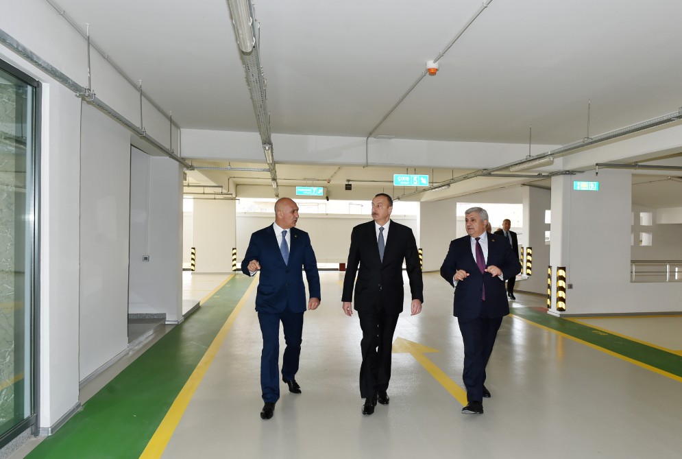 Президент Азербайджана принял участие в открытии многоэтажной автостоянки в Баку (ФОТО)