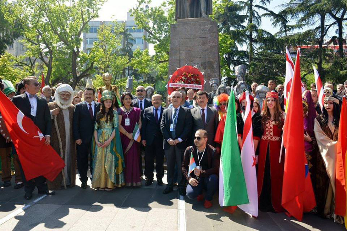 Старый клоун и азербайджанские актеры на берегу Черного моря (ФОТО)