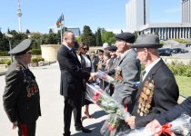 Президент Азербайджана и его супруга приняли участие в торжественной церемонии по случаю 71-й годовщины Победы над фашизмом (ФОТО)