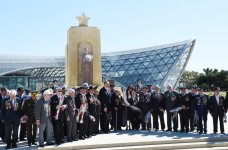 Президент Азербайджана и его супруга приняли участие в торжественной церемонии по случаю 71-й годовщины Победы над фашизмом (ФОТО)