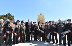 Президент Азербайджана и его супруга приняли участие в торжественной церемонии по случаю 71-й годовщины Победы над фашизмом (ФОТО)