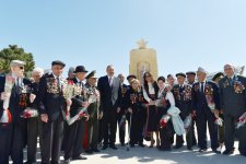 Президент Азербайджана и его супруга приняли участие в торжественной церемонии по случаю 71-й годовщины Победы над фашизмом (ФОТО)