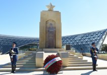 Президент Азербайджана и его супруга приняли участие в торжественной церемонии по случаю 71-й годовщины Победы над фашизмом (ФОТО)