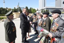Президент Азербайджана и его супруга приняли участие в торжественной церемонии по случаю 71-й годовщины Победы над фашизмом (ФОТО)