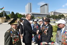 Президент Азербайджана и его супруга приняли участие в торжественной церемонии по случаю 71-й годовщины Победы над фашизмом (ФОТО)