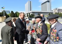 Президент Азербайджана и его супруга приняли участие в торжественной церемонии по случаю 71-й годовщины Победы над фашизмом (ФОТО)