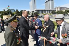 Президент Азербайджана и его супруга приняли участие в торжественной церемонии по случаю 71-й годовщины Победы над фашизмом (ФОТО)