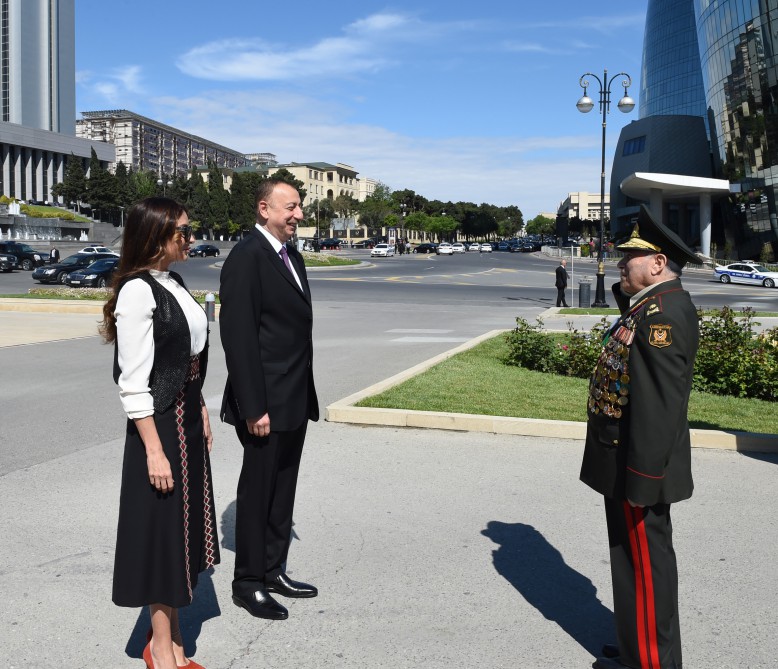 Президент Азербайджана и его супруга приняли участие в торжественной церемонии по случаю 71-й годовщины Победы над фашизмом (ФОТО)
