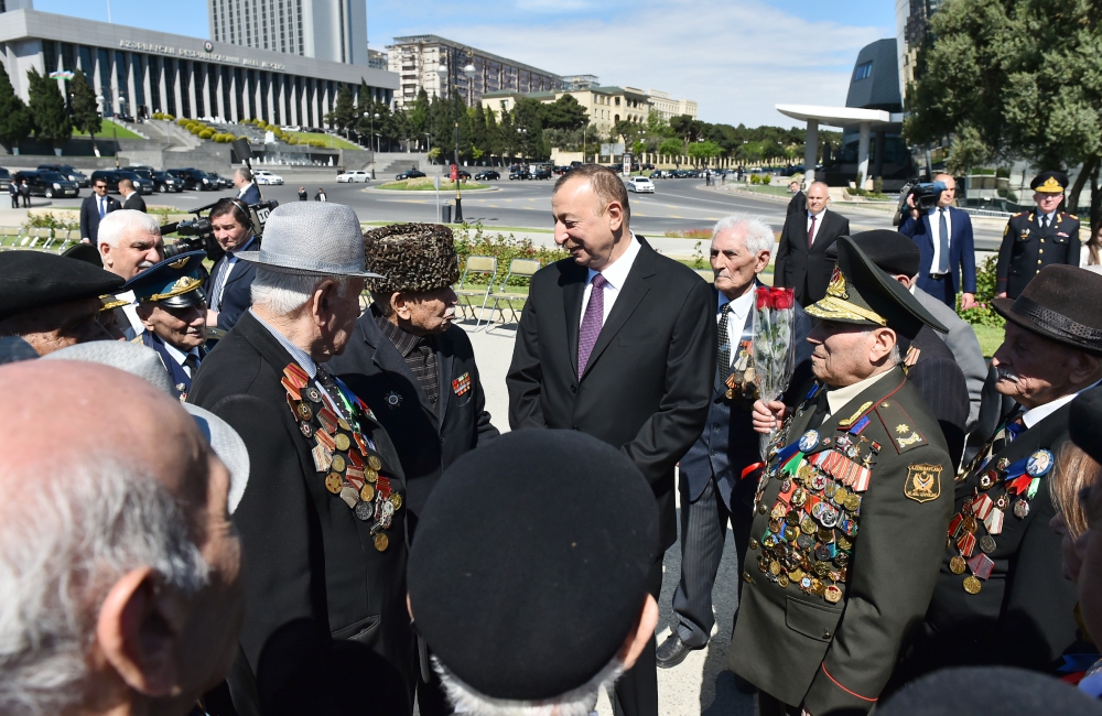 Президент Азербайджана и его супруга приняли участие в торжественной церемонии по случаю 71-й годовщины Победы над фашизмом (ФОТО)