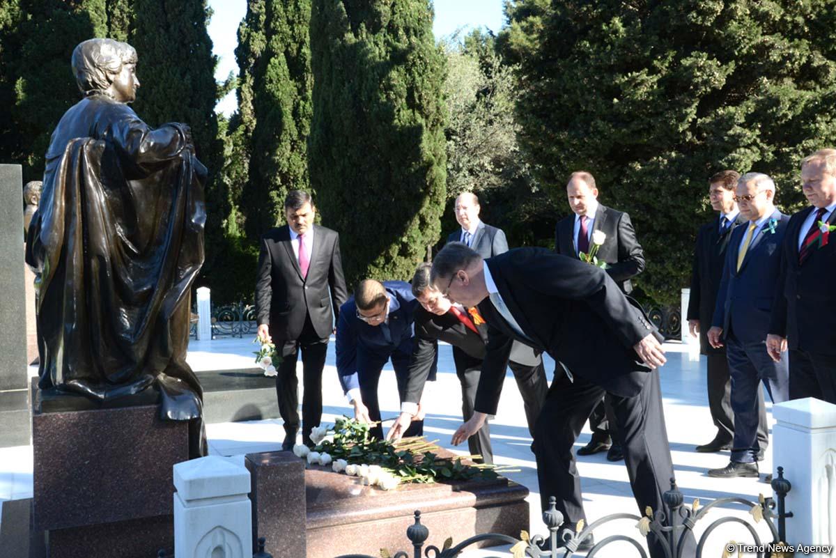 Главы дипмиссий стран СНГ возложили венок к Мемориалу воинской славы в Баку (ФОТО)